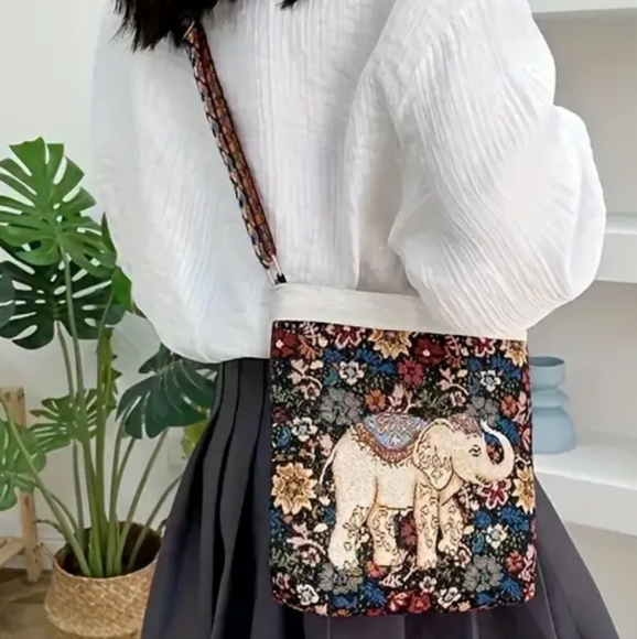 Elephant Crossbody Purse NEW - Picture 2 of 3